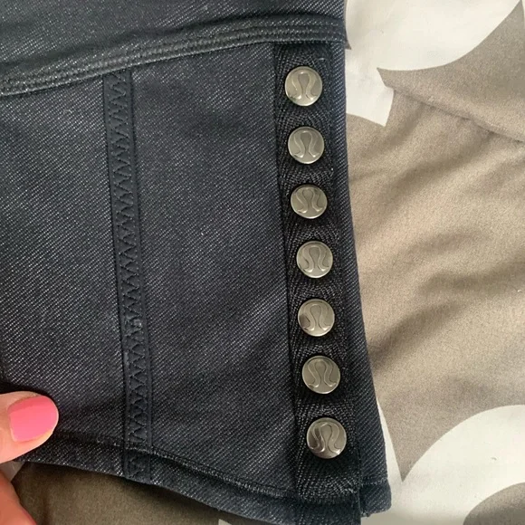 Unique Lululemon Crops - Picture 4 of 4